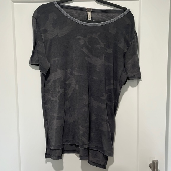 Free people camoflauge print t shirt - Picture 1 of 3